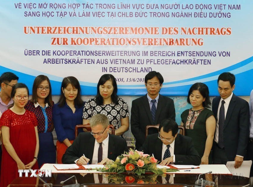 Đức là một trong những nhà viện trợ ODA lớn nhất cho Việt Nam, tập trung vào các lĩnh vực năng lượng, đào tạo nghề gắn với phát triển bền vững và chính sách môi trường. Trong ảnh: Lễ ký Thỏa thuận hợp tác bổ sung về việc mở rộng hợp tác trong lĩnh vực đưa người lao động Việt Nam sang học tập và làm việc tại Cộng hòa Liên bang Đức trong ngành điều dưỡng, ngày 13/6/2017, tại Hà Nội. (Ảnh: Anh Tuấn/TTXVN)