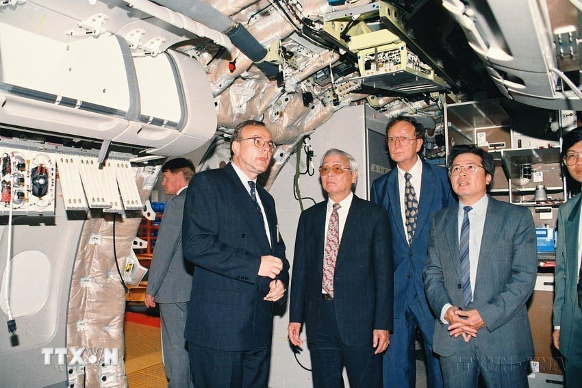 Trong chuyến thăm Cộng hòa Liên bang Đức (tháng 6/1993), Thủ tướng Võ Văn Kiệt đến thăm Nhà máy sản xuất, lắp ráp máy bay của Airbus tại thành phố Hamburg - nơi giúp Việt Nam đào tạo thợ sửa chữa, bảo hành và lái máy bay A300. (Ảnh: Minh Đạo/TTXVN)