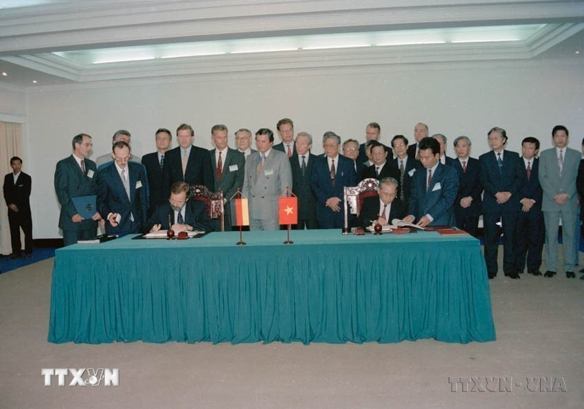 Nhân chuyến thăm chính thức Việt Nam của Thủ tướng Đức Helmut Kohl tháng 11/1995, hai nước đã ký các văn kiện hợp tác kinh tế và tránh đánh thuế hai lần. (Ảnh: Minh Đạo/TTXVN)