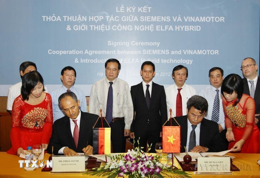 Đức là một trong những nhà viện trợ ODA lớn nhất cho Việt Nam, tập trung vào các lĩnh vực năng lượng, đào tạo nghề gắn với phát triển bền vững và chính sách môi trường. Trong ảnh: Tập đoàn Siemens (Đức) và Tổng công ty Công nghiệp ôtô Việt Nam (Vinamotor) ký thỏa thuận hợp tác về triển khai ứng dụng công nghệ truyền động lai ELFA HYBRID cho xe buýt đô thị tại Việt Nam (Hà Nội, 13/6/2012). (Ảnh: Thế Duyệt/TTXVN)