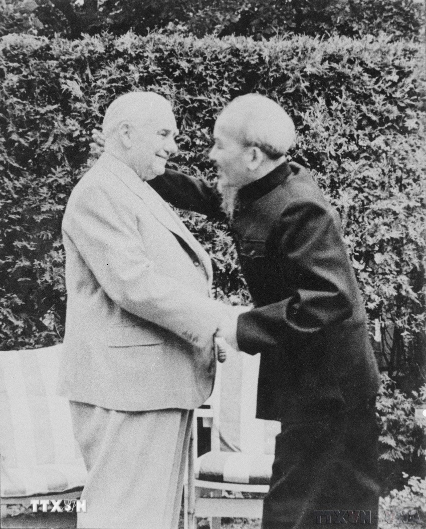 Năm 1957, chuyến thăm của Chủ tịch Hồ Chí Minh tới Cộng hòa Dân chủ Đức đã đánh dấu mốc quan trọng, đặt nền móng cho mối quan hệ hữu nghị sâu sắc giữa hai đất nước. Trong ảnh: Chủ tịch Hồ Chí Minh thăm Chủ tịch Wilhelm Pieck trong chuyến thăm Cộng hòa Dân chủ Đức (25/7/1957). (Ảnh: TTXVN)