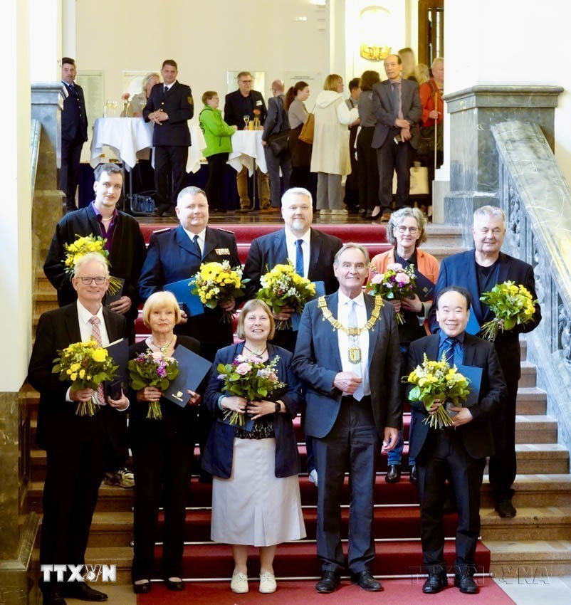 Ông Bùi Quang Huy - Chủ tịch Hội người Việt tại thành phố Leipzig (hàng đầu, phải) được thành phố Leipzig, bang Sachsen (Cộng hòa Liên bang Đức) vinh danh bảng vàng cho các nhà hoạt động cộng đồng xuất sắc nhất trên các lĩnh vực xã hội, văn hóa, chính trị (2025). (Ảnh: Phương Hoa/TTXVN)