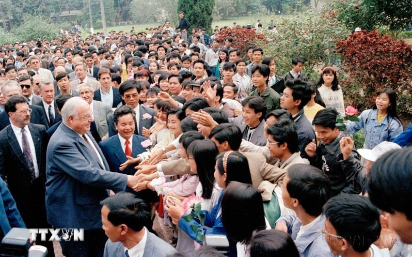Thủ tướng Cộng hòa Liên bang Đức Helmut Kohl gặp gỡ sinh viên trường Đại học Bách Khoa Hà Nội (11/1995). (Ảnh: Minh Đạo/TTXVN)