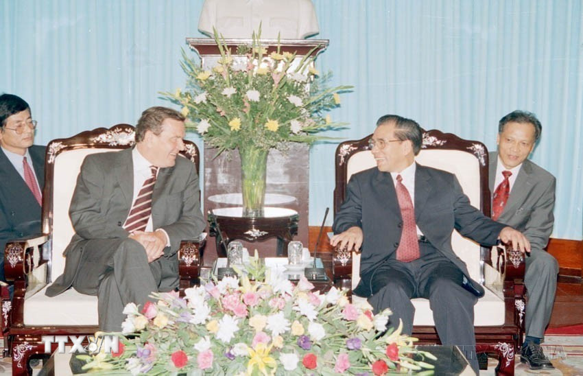 Tổng Bí thư Nông Đức Mạnh tiếp Thủ tướng Cộng hòa Liên bang Đức Gerhard Schröder tại Hà Nội, trong chuyến thăm chính thức Việt Nam từ ngày 14-15/5/2003. (Ảnh: Nhan Sáng/TTXVN)