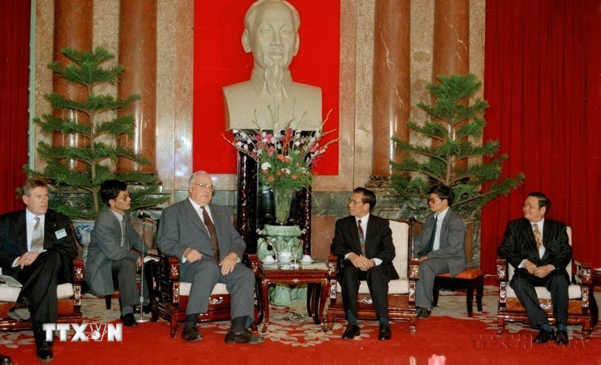 Chủ tịch Quốc hội Nông Đức Mạnh tiếp Thủ tướng Cộng hòa Liên bang Đức Helmut Kohl thăm chính thức Việt Nam, ngày 17/11/1995. (Ảnh: Minh Đạo/TTXVN)