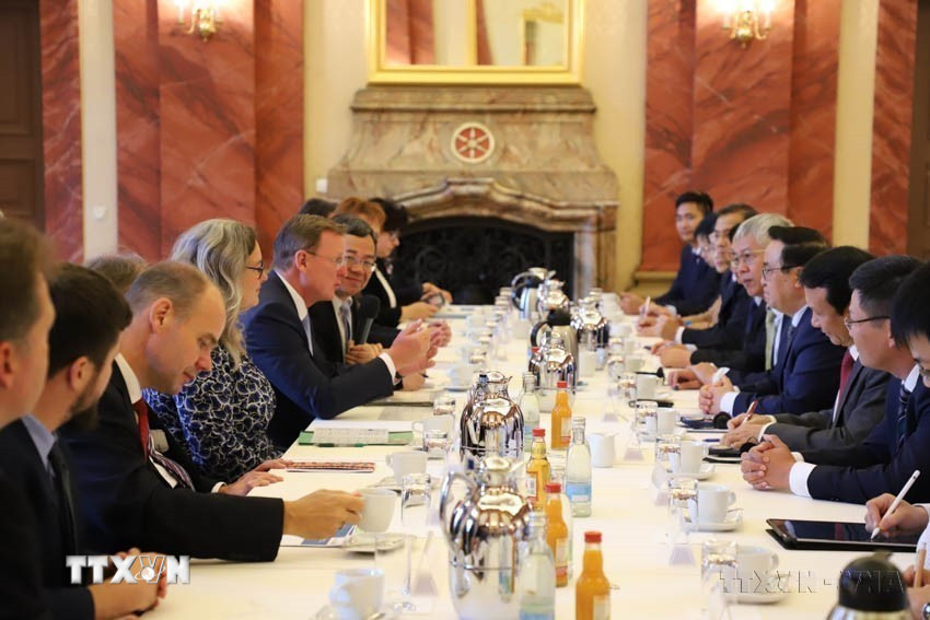 Ông Hoàng Bình Quân, Ủy viên Trung ương Đảng, Trưởng Ban Đối ngoại Trung ương hội kiến với Thủ hiến bang Thüringen Bodo Ramelow trong chuyến thăm và làm việc tại Đức (2019). (Ảnh: Anh Đức/TTXVN)