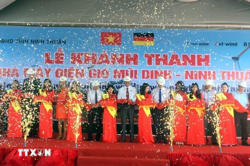 Đức là một trong những nhà viện trợ ODA lớn nhất cho Việt Nam, tập trung vào các lĩnh vực năng lượng, đào tạo nghề gắn với phát triển bền vững và chính sách môi trường. Trong ảnh: Công ty Trách nhiệm Hữu hạn Điện gió Mũi Dinh (Đức) phối hợp với Ủy ban Nhân dân tỉnh Ninh Thuận tổ chức khánh thành nhà máy điện gió Mũi Dinh, công suất giai đoạn 1 là 37,6MW, tổng mức đầu tư 1.472 tỷ đồng (10/4/2019). (Ảnh: Công Thử/TTXVN)