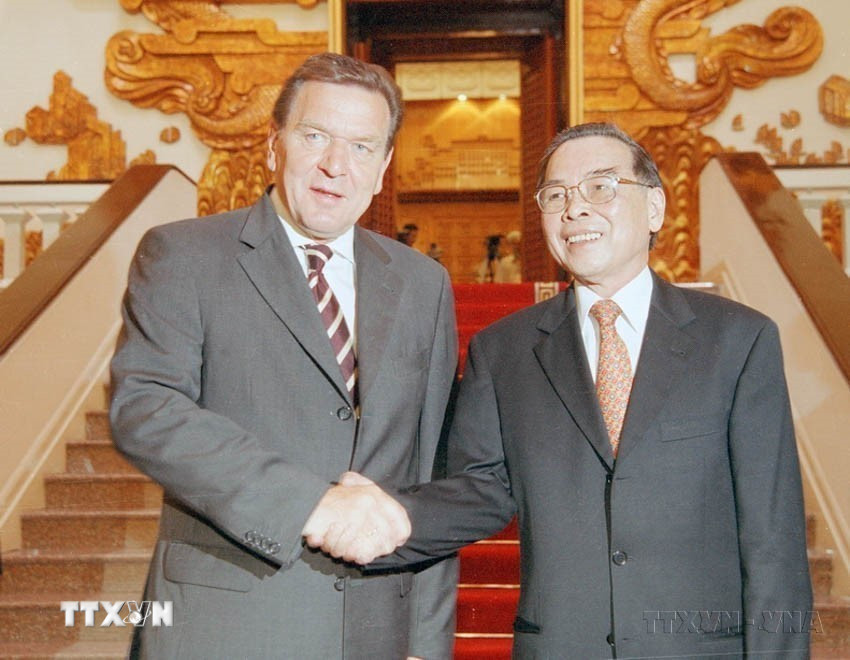 Thủ tướng Phan Văn Khải đón Thủ tướng Cộng hòa Liên bang Đức Gerhard Schröder thăm chính thức Việt Nam hai ngày 14-15/5/2003. (Ảnh: Thế Thuần/TTXVN)