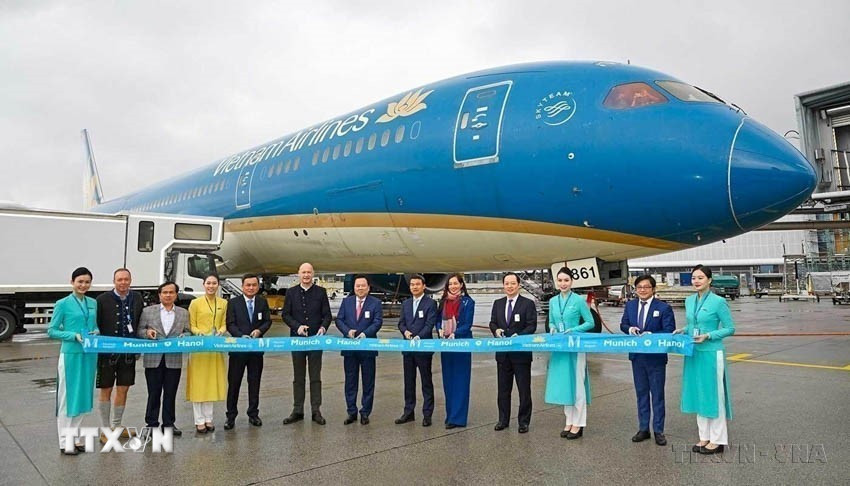 Đại diện Vietnam Airlines và Tổng lãnh sự quán Việt Nam tại Đức cắt băng khai trương đường bay thẳng Việt Nam-Munich (Đức). (Ảnh: Phương Hoa/TTXVN)