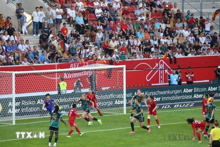 Trận giao hữu giữa đội tuyển bóng đã nữ Việt Nam và đội tuyển bóng đã nữ của Đức trong chuyến tập huấn của đội tại Đức (24/6/2023). (Ảnh: Mạnh Hùng/TTXVN)