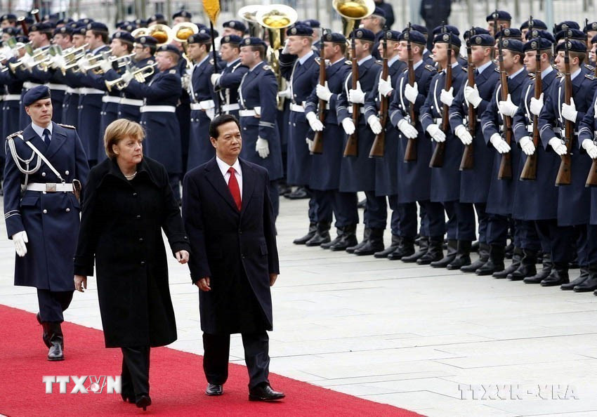 Thủ tướng Angela Merkel chủ trì lễ đón Thủ tướng Nguyễn Tấn Dũng và Phu nhân thăm chính thức Cộng hòa Liên bang Đức, từ ngày 6-9/3/2008. (Ảnh: Đức Tám/TTXVN)
