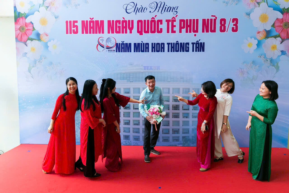 Chung vui cùng "chị em." (Ảnh: Vietnam+)