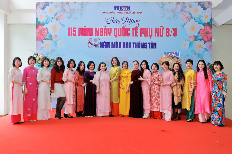 Các nữ cán bộ Ban biên tập Ảnh (Thông tấn xã Việt Nam) hưởng ứng Tuần lễ áo dài. (Ảnh: Vietnam+)