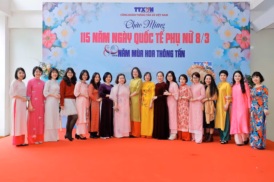 Các nữ cán bộ Ban biên tập Ảnh (Thông tấn xã Việt Nam) hưởng ứng Tuần lễ áo dài. (Ảnh: Vietnam+)