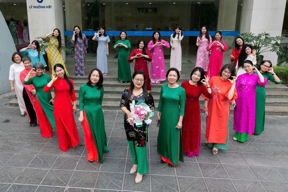 Ban biên tập tin Thế giới (Thông tấn xã Việt Nam) hưởng ứng Tuần lễ áo dài. (Ảnh: Vietnam+)