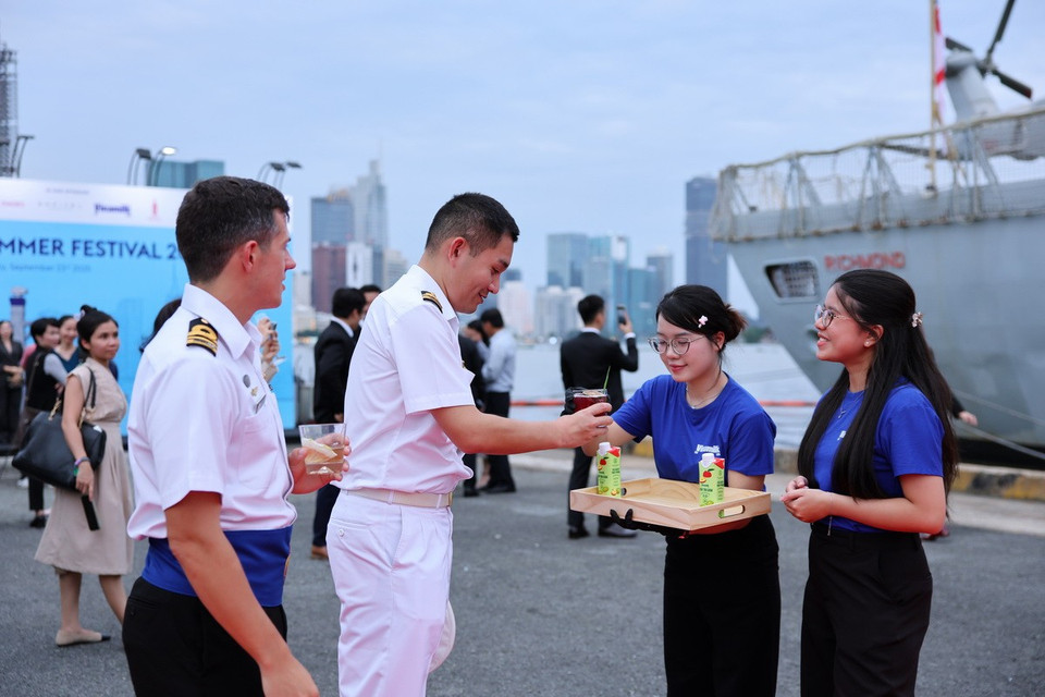“Đắt khách” không kém là những ly mocktail của nhà Vinamilk. Các sản phẩm nước ép từ những loại trái cây nhiệt đới được biến tấu theo những công thức độc đáo để giữ trọn hương vị tươi mát, trở thành dư vị khó quên trong lòng thực khách quốc tế (Ảnh: Nguyễn Hoàng)