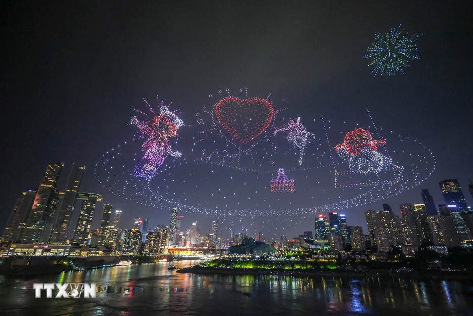 Buổi trình diễn công nghệ ánh sáng với tổng cộng 11.787 máy bay không người lái đã được tổ chức tại Trùng Khánh (Trung Quốc) ngày 17/6/2025. (Ảnh: THX/TTXVN)