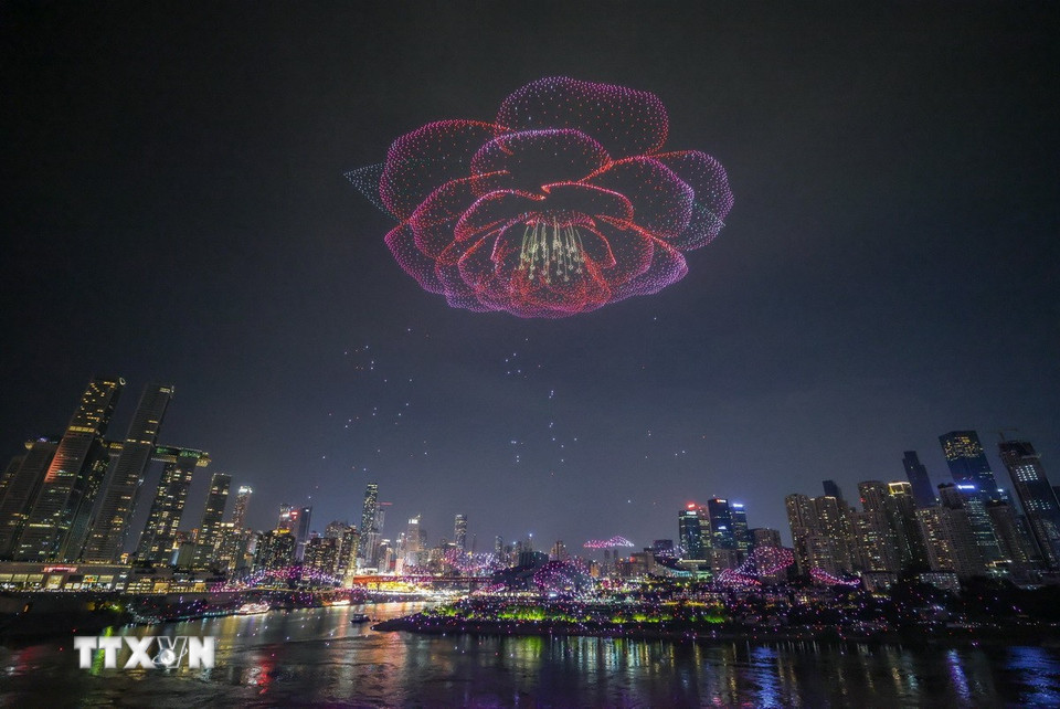Buổi trình diễn công nghệ ánh sáng được tổ chức tại Trùng Khánh (Trung Quốc) ngày 17/6/2025 với nỗ lực lập kỷ lục Guinness thế giới. (Ảnh: THX/TTXVN)