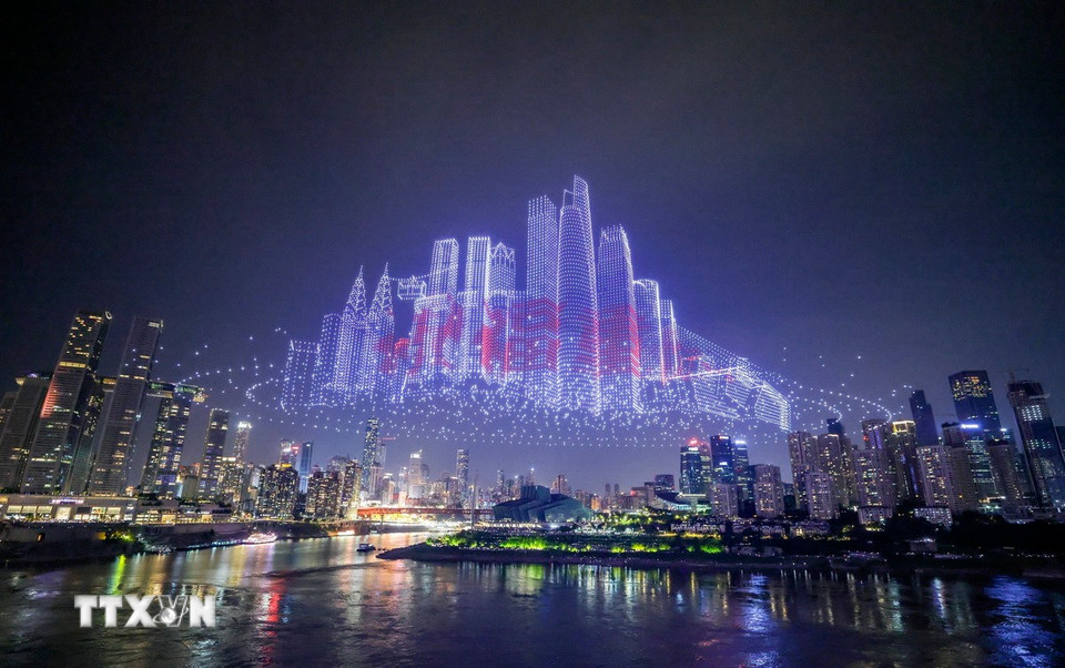 Buổi trình diễn công nghệ ánh sáng với tổng cộng 11.787 máy bay không người lái đã được tổ chức tại Trùng Khánh (Trung Quốc) ngày 17/6/2025 với nỗ lực lập kỷ lục Guinness thế giới. (Ảnh: THX/TTXVN)