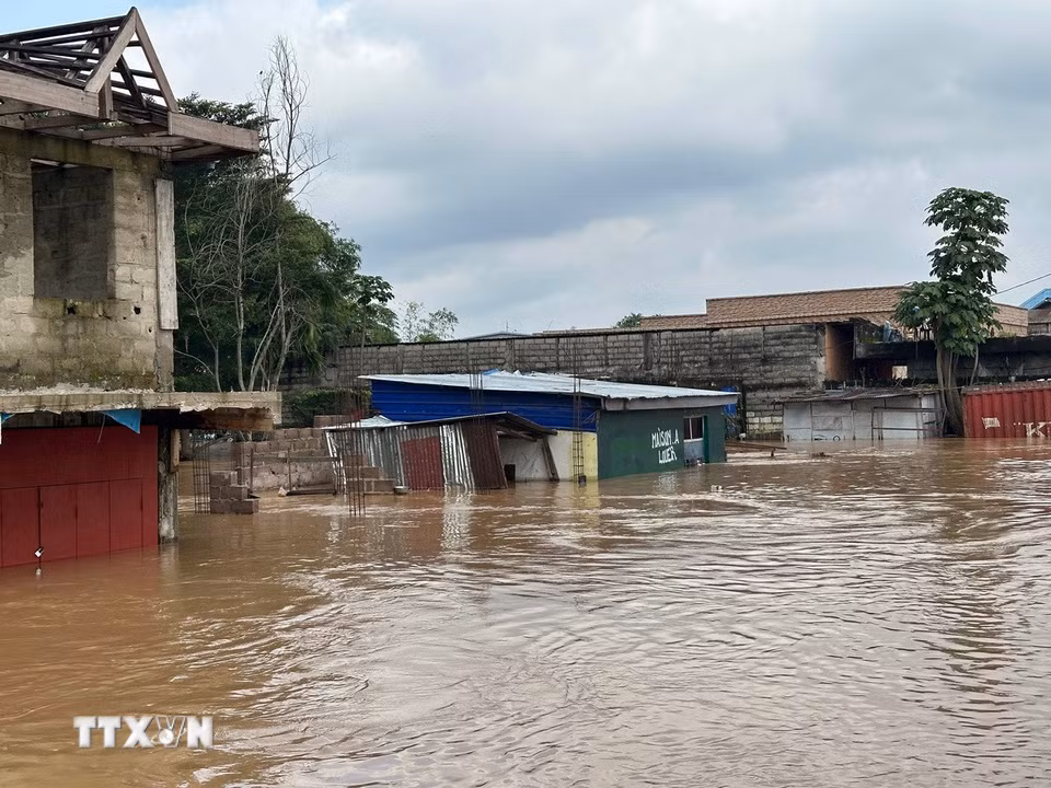 Ngập lụt tại Kinshasa (Cộng hòa Dân chủ Congo). (Ảnh: THX/TTXVN)