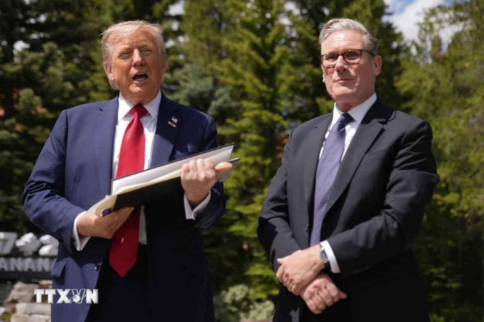 Tổng thống Mỹ Donald Trump (trái) và Thủ tướng Anh Keir Starmer tại cuộc gặp bên lề Hội nghị thượng đỉnh G7 ở Kananaskis (Canada) ngày 16/6/2025. (Ảnh: AP/TTXVN)
