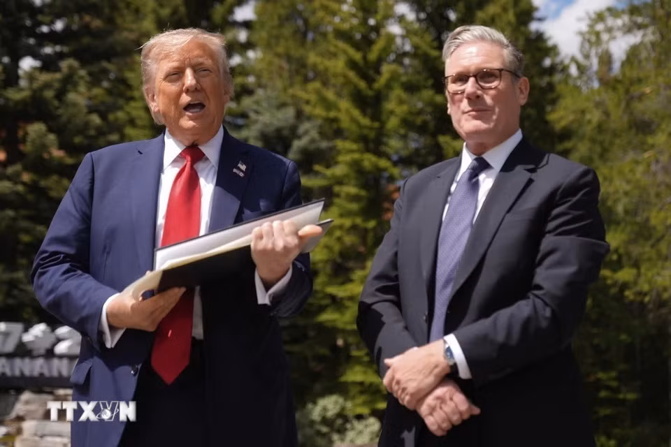 Tổng thống Mỹ Donald Trump (trái) và Thủ tướng Anh Keir Starmer tại cuộc gặp bên lề Hội nghị thượng đỉnh G7 ở Kananaskis (Canada) ngày 16/6/2025. (Ảnh: AP/TTXVN)