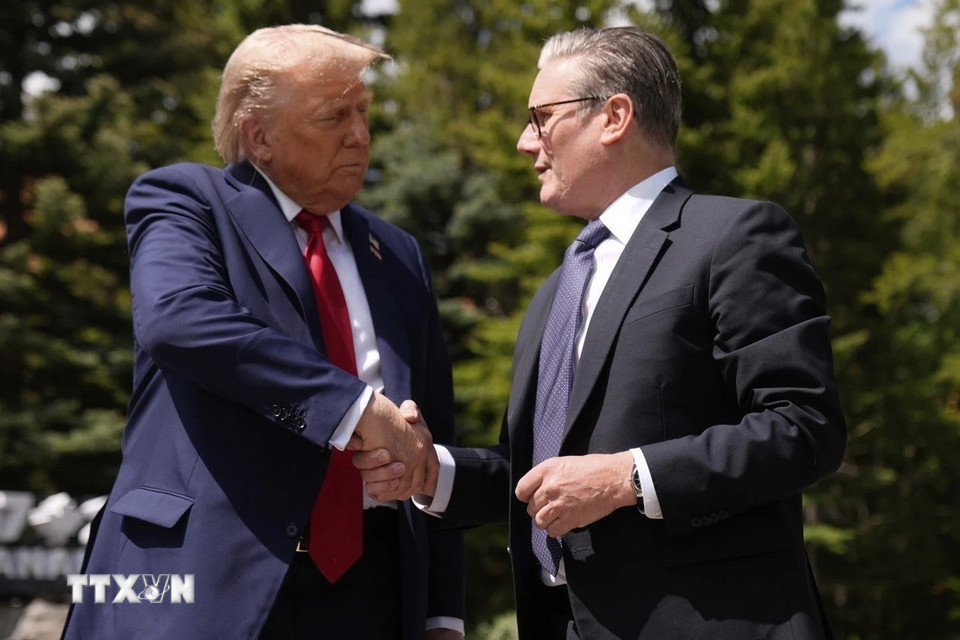 Ngày 17/6/2025, Chính phủ Anh ra thông cáo báo chí cho biết Anh và Mỹ đã chính thức ký một thỏa thuận thương mại song phương một phần, trong khuôn khổ Hội nghị thượng đỉnh G7 diễn ra tại Canada. Trong ảnh: Tổng thống Mỹ Donald Trump (trái) và Thủ tướng Anh Keir Starmer tại cuộc gặp bên lề Hội nghị thượng đỉnh G7 ở Kananaskis (Canada) ngày 16/6/2025. (Ảnh: AP/TTXVN)