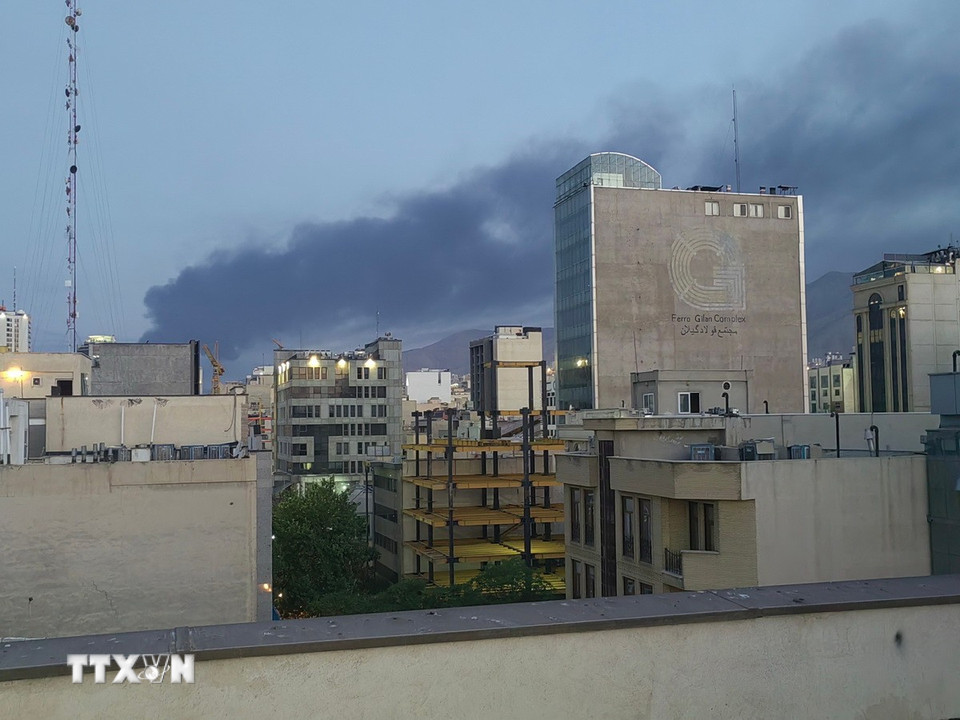 Người phát ngôn quân đội Israel Effie Defrin cho biết lực lượng Israel đã tấn công hơn 1.100 mục tiêu trên khắp Iran trong hàng trăm cuộc không kích kể từ khi giao tranh bắt đầu. Trong ảnh: Khói bốc lên sau cuộc tấn công tại Tehran (Iran). (Ảnh: THX/TTXVN)