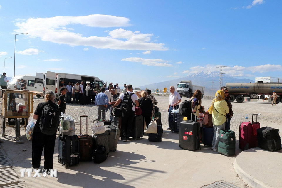 Trước tình hình xung đột giữa Israel và Iran leo thang nghiêm trọng, nhiều quốc gia trên thế giới khẩn trương triển khai các chiến dịch sơ tán hàng nghìn công dân khỏi khu vực, thông qua đường bộ, đường không và đường biển. Trong ảnh: Người dân Iran tại cửa khẩu biên giới Gurbulak ở Agri (Thổ Nhĩ Kỳ), ngày 18/6/2025. (Ảnh: THX/TTXVN)