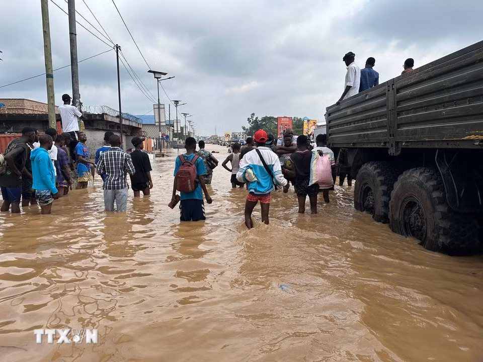 Ngày 16/6/2025, Bộ Nội vụ Cộng hòa Dân chủ Congo cho biết ít nhất 77 người đã thiệt mạng và hơn 100 người hiện vẫn mất tích do lũ lụt và các vụ tai nạn tàu thuyền xảy ra trong những ngày qua tại nước này. Trong ảnh: Ngập lụt tại Kinshasa (Cộng hòa Dân chủ Congo). (Ảnh: THX/TTXVN)