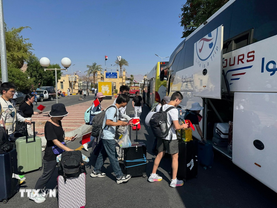 Công dân Trung Quốc lên xe buýt sơ tán khỏi Israel, tại cửa khẩu Taba ở Nam Sinai (Ai Cập), ngày 19/6/2025. (Ảnh: THX/TTXVN)