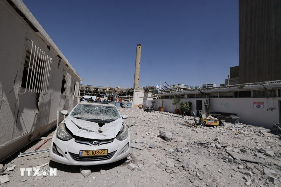 Ngày 19/6/2025, một tên lửa đạn đạo của Iran đã đánh trúng bệnh viện Soroka ở thành phố Beersheba trong lúc còi báo động vang lên trên khắp Israel sau một loạt đợt phóng tên lửa từ lãnh thổ Iran. Trong ảnh: Các tòa nhà bị phá hủy sau cuộc tấn công tại Be'er Sheva (Israel). (Ảnh: THX/TTXVN)