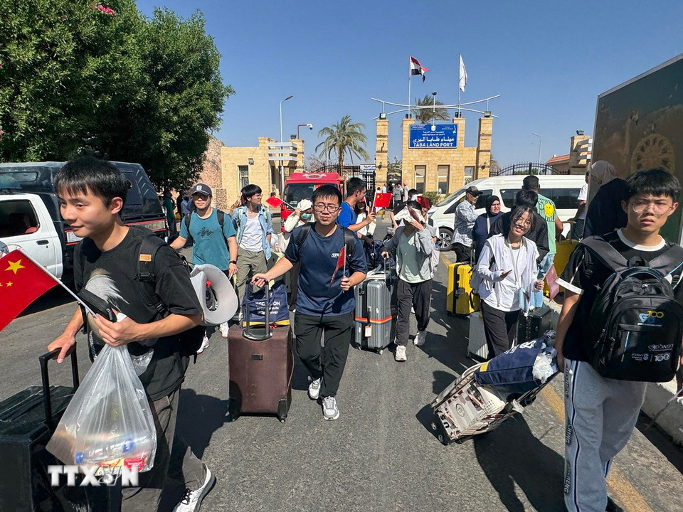 Các nỗ lực sơ tán diễn ra trong bối cảnh không phận Israel bị đóng cửa và hai bên tiếp tục đối đầu dữ dội, khiến hoạt động đi lại trở nên vô cùng khó khăn. Trong ảnh: Công dân Trung Quốc lên xe buýt sơ tán khỏi Israel, tại cửa khẩu Taba ở Nam Sinai (Ai Cập), ngày 19/6/2025. (Ảnh: THX/TTXVN)