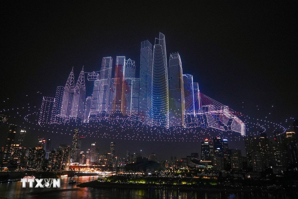 Buổi trình diễn công nghệ ánh sáng tại Trùng Khánh (Trung Quốc) ngày 17/6/2025. (Ảnh: THX/TTXVN)