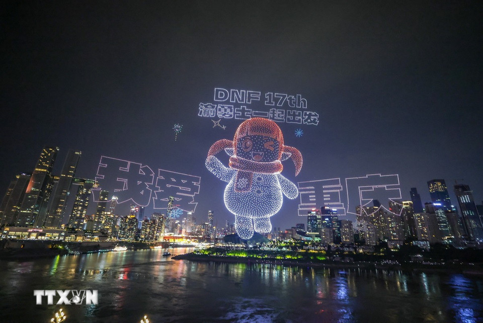 Buổi trình diễn công nghệ ánh sáng với tổng cộng 11.787 máy bay không người lái đã được tổ chức tại Trùng Khánh (Trung Quốc) ngày 17/6/2025 với nỗ lực lập kỷ lục Guinness thế giới. (Ảnh: THX/TTXVN)