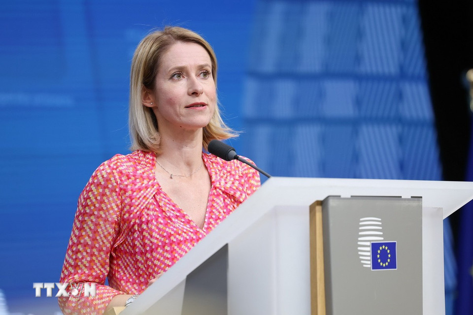 Quan ngại trước những diễn biến căng thẳng giữa Israel và Iran, Đại diện cấp cao về chính sách đối ngoại và an ninh của Liên minh châu Âu (EU) Kaja Kallas đã triệu tập cuộc họp qua video của các Ngoại trưởng EU ngày 17/6/2025 để thảo luận về "các bước đi tiềm tàng tiếp theo" nhằm hạ nhiệt căng thẳng. Đại diện EU nhấn mạnh “giải pháp chỉ có thể đạt được thông qua một thỏa thuận đàm phán." (Ảnh: THX/TTXVN)