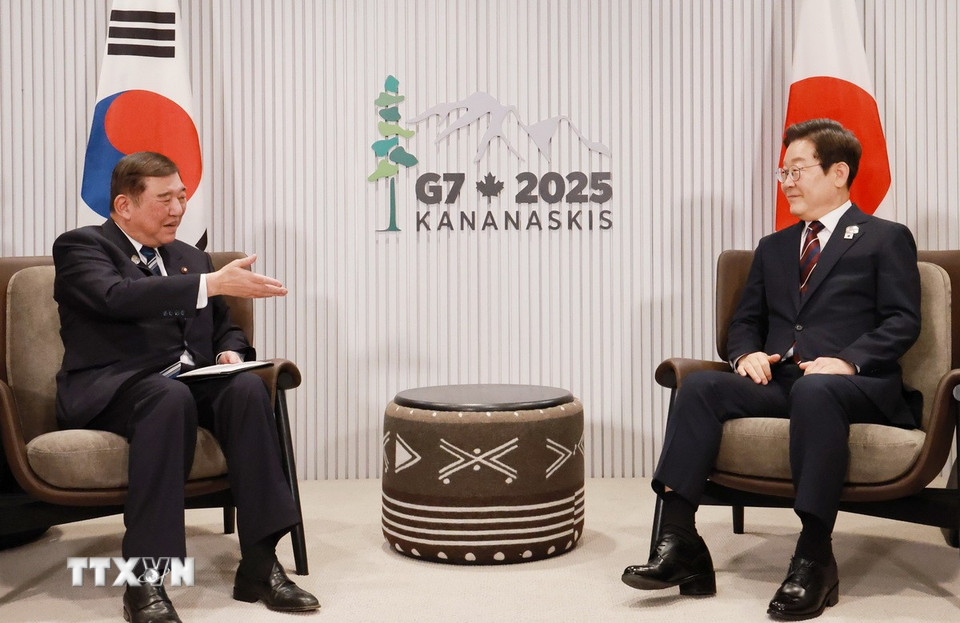 Ngày 17/6/2025, Thủ tướng Nhật Bản Shigeru Ishiba (trái) và Tổng thống Hàn Quốc Lee Jae Myung đã có cuộc hội đàm bên lề Hội nghị thượng đỉnh Nhóm Các nước công nghiệp phát triển (G7) tại Canada. (Ảnh: Yonhap/TTXVN)