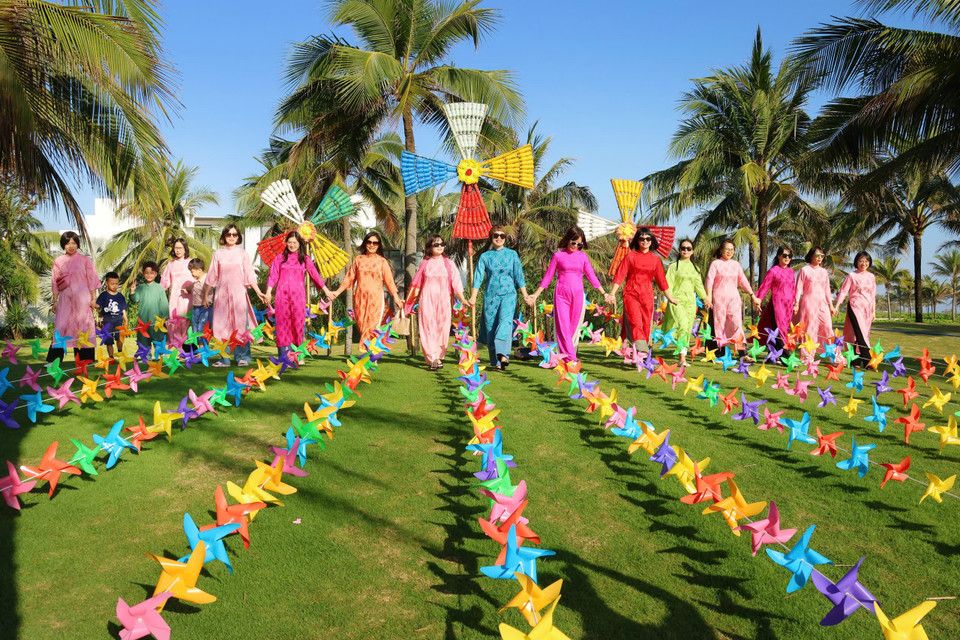 "Những bông hoa" đủ màu trên cỏ xanh. (Ảnh: Vietnam+)