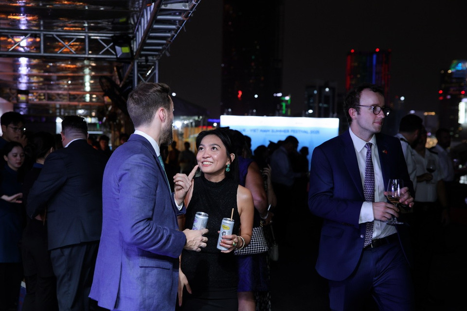 Được lên men chậm từ lá trà xanh hữu cơ theo cách ủ truyền thống trong 6 tháng dài, trà kombucha HAYĐẤY nhanh chóng lấy lòng những vị khách yêu thích đồ uống tốt cho sức khỏe (wellness drink). Hương trà ngào ngạt, lại có gas và vị chua nhẹ ưng ý của những lon kombucha trở thành “chất xúc tác” thú vị cho những câu chuyện kết nối quốc tế. (Ảnh: Nguyễn Hoàng)