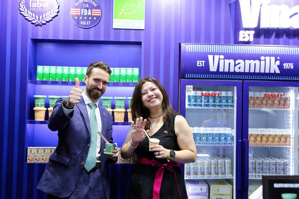 “Đây là lần đầu tiên tôi được nếm thử kem gelato của Vinamilk. Phải nói là cực kỳ ngon và sảng khoái, đặc biệt là trong những đêm thời tiết nóng thế này” - ông Sam Wood - Giám đốc mảng Xuất khẩu khu vực châu Á-Thái Bình Dương, Tổng Lãnh sự quán Anh tại Thành phố Hồ Chí Minh chia sẻ (Ảnh: Nguyễn Hoàng)