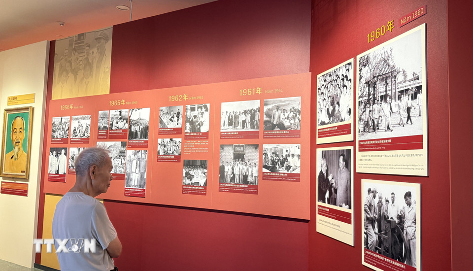 Khách tham quan triển lãm. (Ảnh: Mạc Luyện/TTXVN)