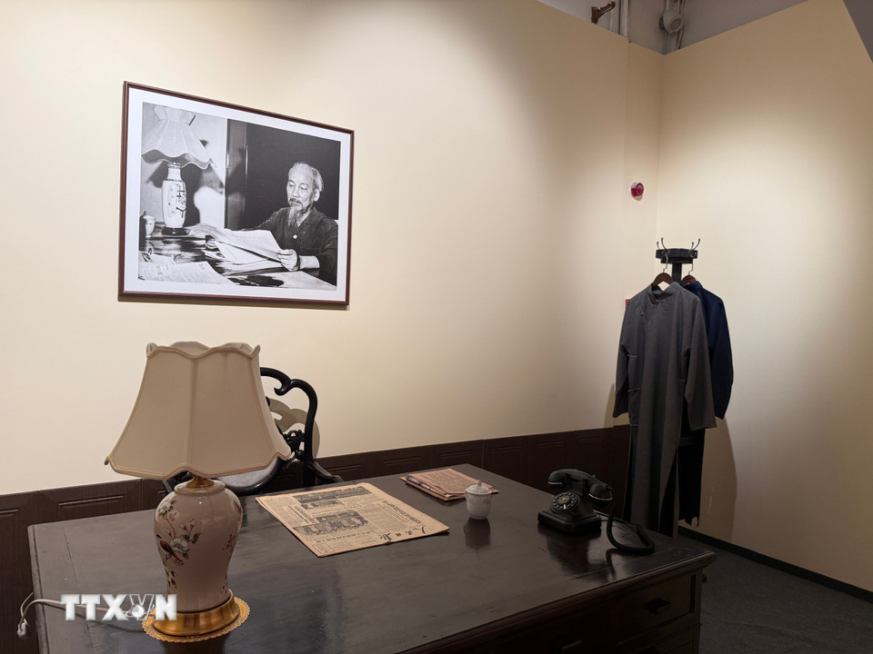 Tái hiện bàn làm việc cùng những hiện vật Bác sử dụng trong thời gian hoạt động tại Trung Quốc. (Ảnh: Mạc Luyện/TTXVN)