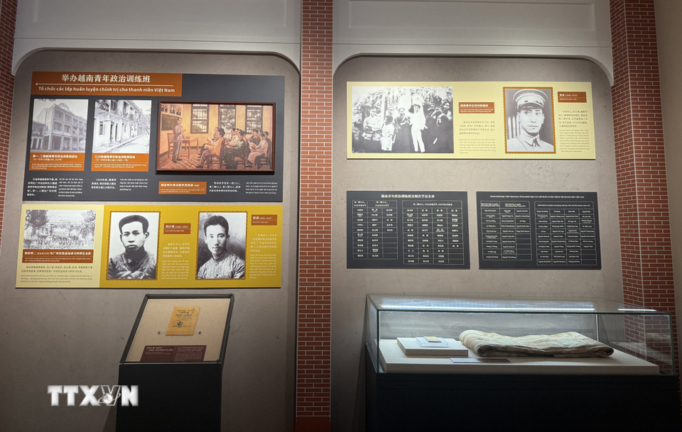 Hình ảnh và những hiện vật của “Lưỡng quốc tướng quân” Nguyễn Sơn (phải) tại triển lãm. (Ảnh: Mạc Luyện/TTXVN)