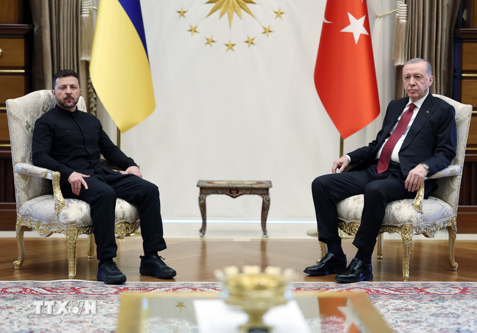 Tổng thống Thổ Nhĩ Kỳ Recep Tayyip Erdogan (phải) trong cuộc gặp người đồng cấp Ukraine Volodymyr Zelensky tại Ankara, ngày 15/5/2025. (Ảnh: THX/TTXVN)