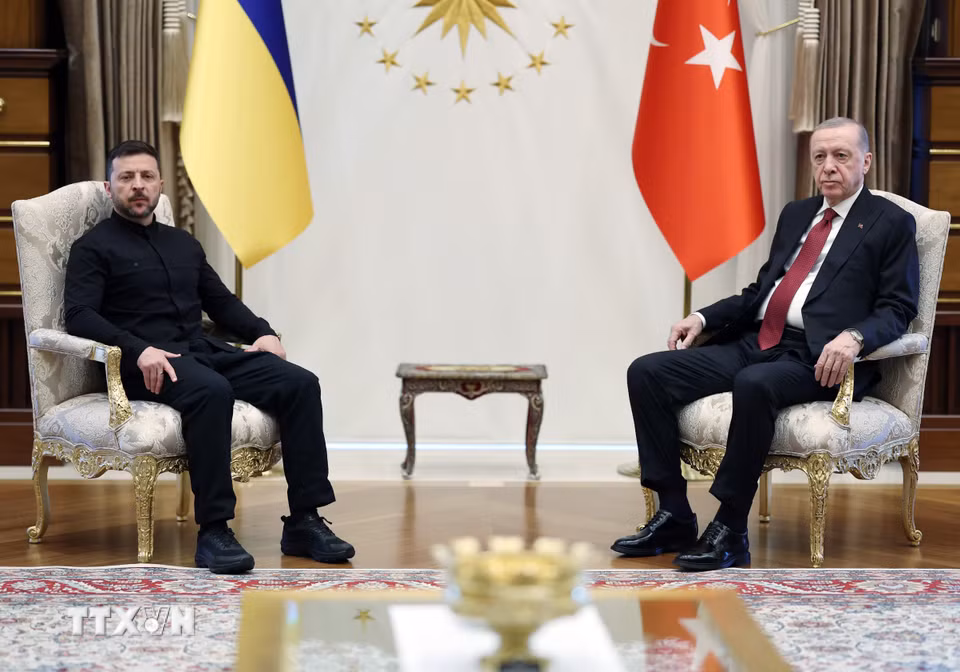 Tổng thống Thổ Nhĩ Kỳ Recep Tayyip Erdogan (phải) trong cuộc gặp người đồng cấp Ukraine Volodymyr Zelensky tại Ankara, ngày 15/5/2025. (Ảnh: THX/TTXVN)