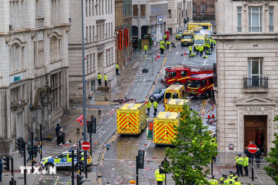Ngày 26/5/2025, một ôtô đã lao vào đám đông người hâm mộ Liverpool trong cuộc diễu hành ăn mừng chức vô địch Giải bóng đá Ngoại hạng Anh của câu lạc bộ này, khiến khoảng 50 người bị thương, trong đó có hai người nguy kịch. Cảnh sát đã bắt giữ một người đàn ông 53 tuổi tại địa phương ngay sau đó. (Ảnh: THX/TTXVN)
