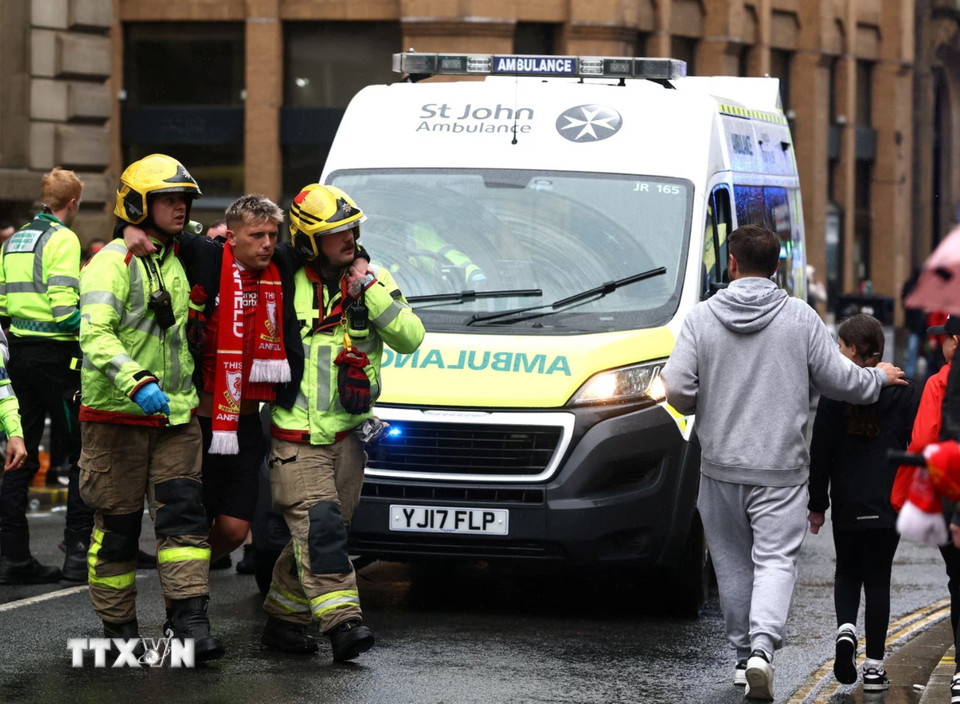Ngày 26/5/2025, một ôtô đã lao vào đám đông người hâm mộ Liverpool trong cuộc diễu hành ăn mừng chức vô địch Giải bóng đá Ngoại hạng Anh của câu lạc bộ này, khiến khoảng 50 người bị thương, trong đó có hai người nguy kịch. (Ảnh: Reuters/TTXVN)