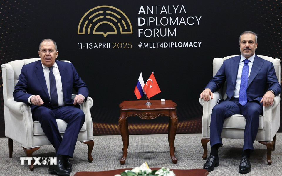Ngoại trưởng Thổ Nhĩ Kỳ Hakan Fidan (phải) trong cuộc gặp người đồng cấp Nga Sergei Lavrov tại Antalya, ngày 12/4/2025. (Ảnh: THX/TTXVN)