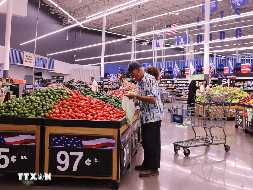 Khách hàng lựa chọn mua đồ trong cửa hàng của Walmart ở Los Angeles, California (Mỹ). (Ảnh: THX/TTXVN)