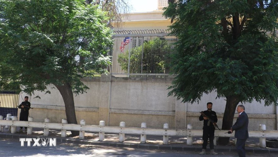 Ngày 29/5/2025, Đại sứ Mỹ tại Thổ Nhĩ Kỳ, Tom Barrack, người cũng được bổ nhiệm làm đặc phái viên tại Syria và Ngoại trưởng Syria Assaad al-Shaibani đã dự lễ khánh thành tư dinh của Đại sứ Mỹ tại Damascus, đánh dấu bước tiến mới nhất trong mối quan hệ đang tan băng giữa hai quốc gia sau sự sụp đổ của chính quyền Tổng thống Bashar al-Assad. (Ảnh: AA/TTXVN)